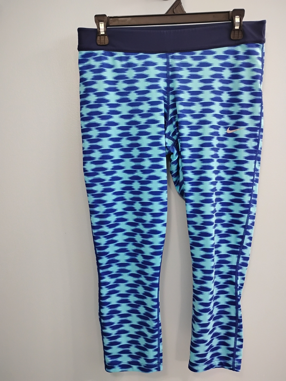Nike Aqua and Navy Patterned Capri Leggings Size Large